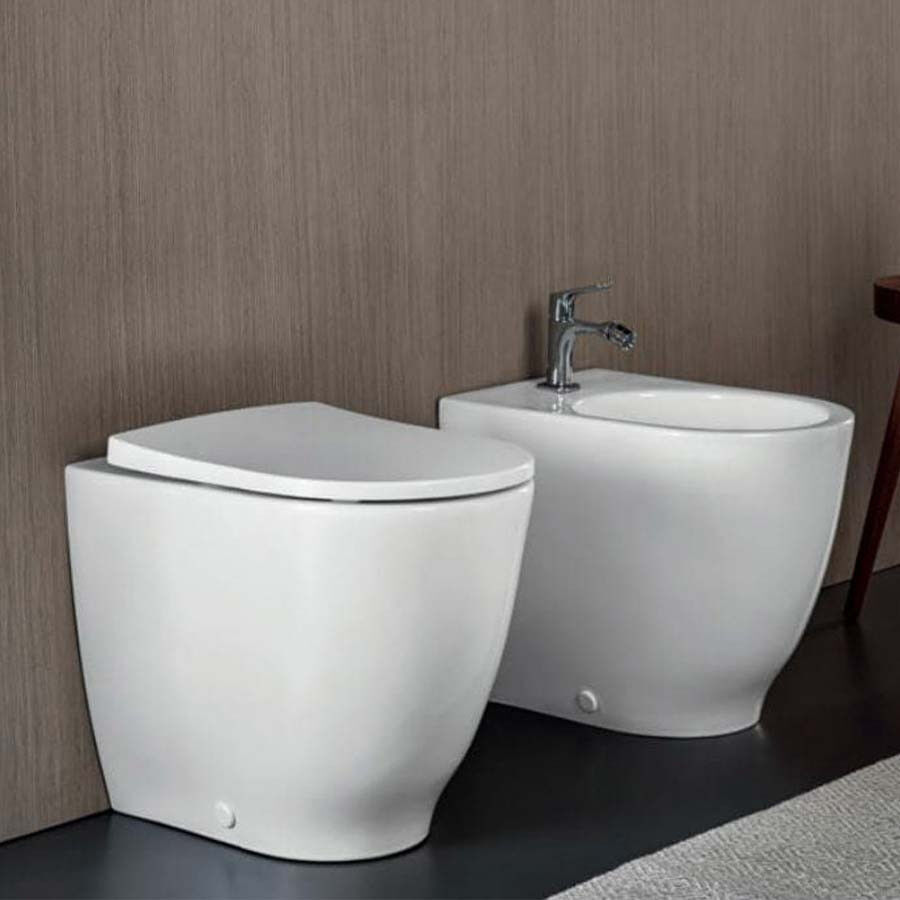 Sanitari filo muro Acanto Geberit vaso Rimfree bidet e coprivaso rallentato