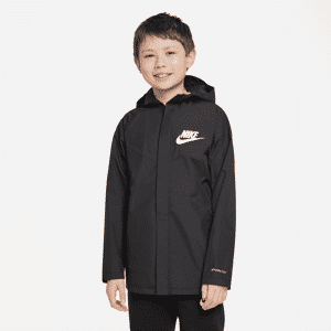 Løstsiddende, vandafvisende, hoftelang Nike Sportswear-Storm-FIT-jakke med hætte til større børn (drenge) - sort sort XS