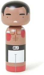 Lucie Kaas Muhammad Ali Kokeshi Doll 14,5 cm - Hazelnootbruin