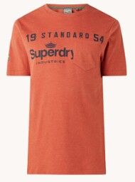 Superdry T-shirt met logoprint en borstzak - Oranjebruin