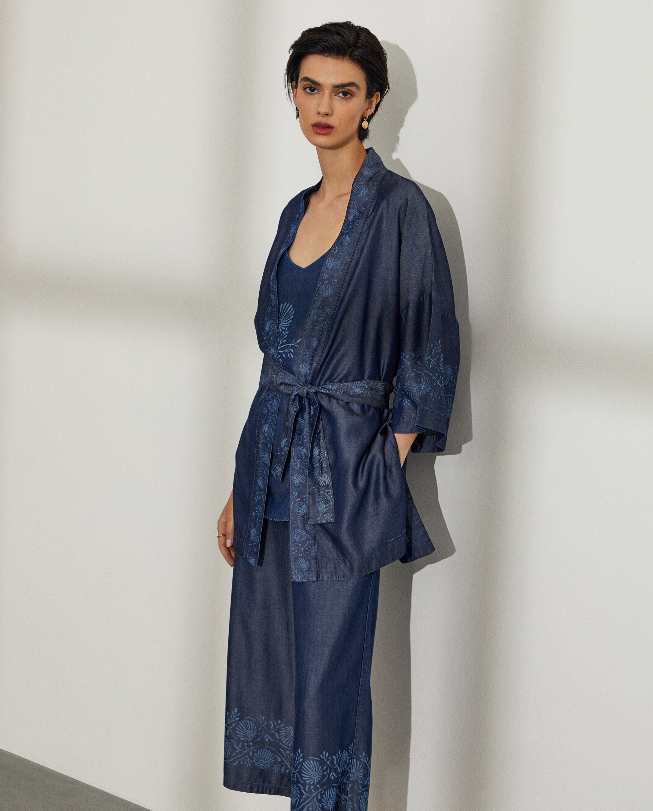 Lion of Porches Kimono para mujer en lyocell estampado con cinturón Azul Índigo