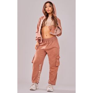 PrettyLittleThing Petite Jogging marron à poche et slogan brodé, Marron - Publicité