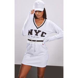 PrettyLittleThing Robe droite en coton blanc à col en V et slogan Varsity contrastant, Blanc - Publicité