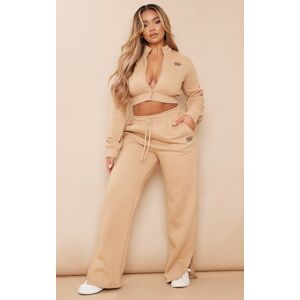 PRETTYLITTLETHING Shape Jogging droit taille haute camel clair à slogan brodé, Camel - Publicité