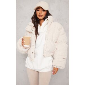 PrettyLittleThing Petite Doudoune oversize imitation mouton crème imprimé cœurs, Crème - Publicité