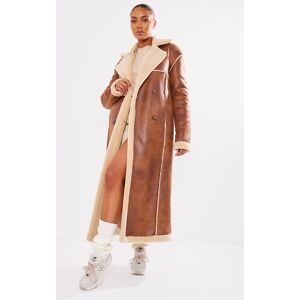 PrettyLittleThing Tall Manteau long en suédine marron à ourlet en imitation mouton, Marron - Publicité