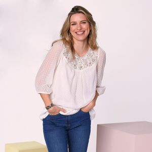 Blouse macrame unie, voile plumetis - BlancheporteDelicatesse du plumetis et charme du macrame : cette blouse est un veritable concentre de feminite ! Succombez a ses jeux de transparences bien sentis et a sa sensualite indeniable pour feminiser votre ves