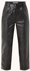 NA-KD High waist straight fit cropped broek van imitatieleer - Zwart