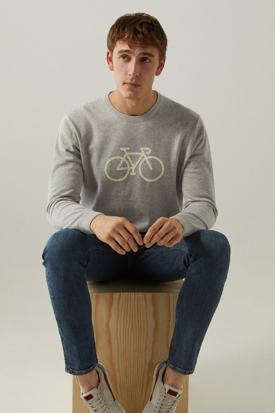 Springfield Round neck sweater in plain knit, with a contrasting dip dyed gradient. ribbed cuffs and hem. Springfield gris