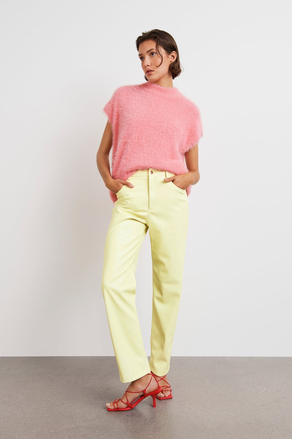 Gina Tricot 90s PU trousers 50  Hay (2374)