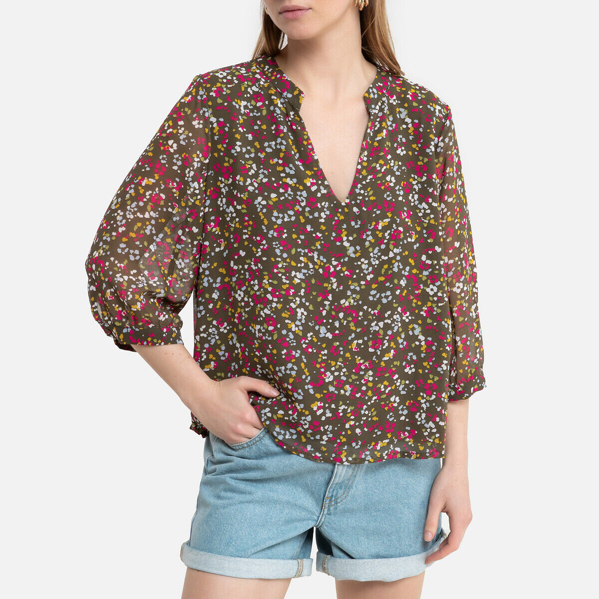 Vila Blusa estampada, decote em V, mangas 3/4   estampado fundo caqui