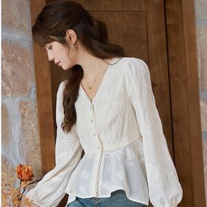 Mishow Women Blouse 2023 Summer New Elegant Commuter Vintage Casual Puff Sleeve Loose Jacquard V-neck Pullover Tops MXC42X1287