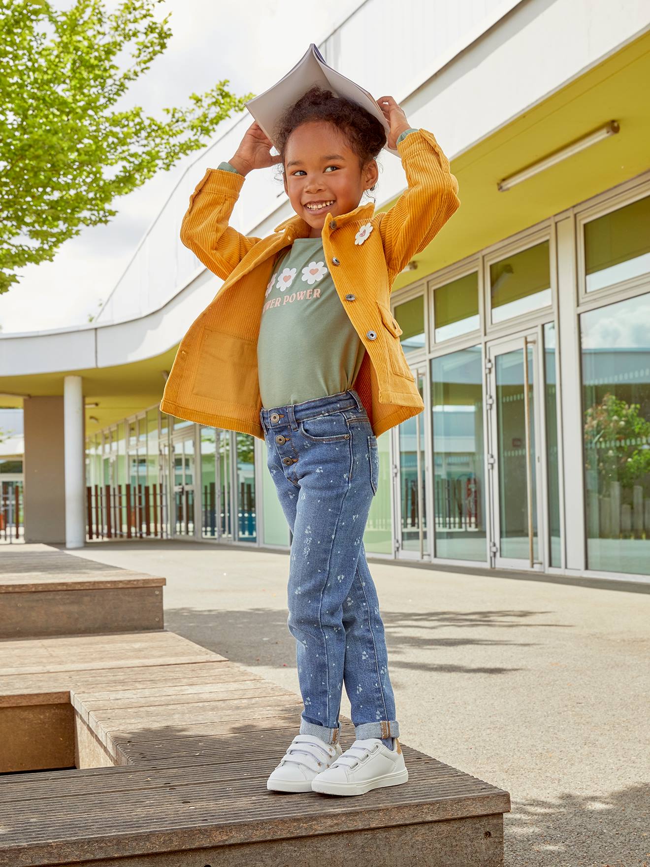 VERTBAUDET Chaqueta estilo worker de pana con emblema de flor irisada, para niña amarillo medio liso con motivo