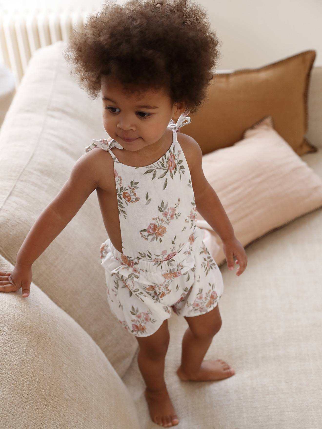 VERTBAUDET Mono short con estampado de flores y tirantes para bebé blanco