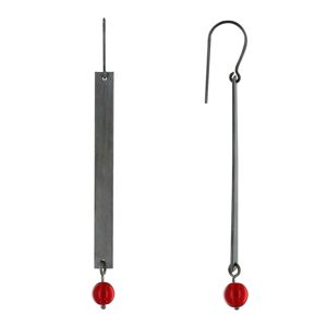 LES POULETTES BIJOUX Boucles d'Oreilles Crochet Ruthenium Rectangle Plat et Perle de Verre - Rouge