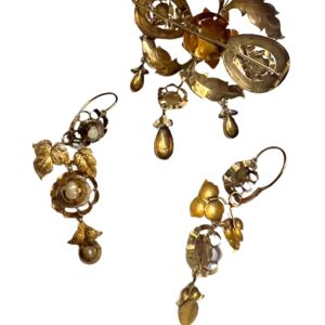 58 FACETTES Ancienne parure broche et boucles d'oreilles en or et perles - Publicité