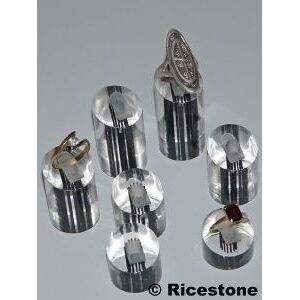 Ricestone 5d) Set (7) de presentation acrylique pour bague.