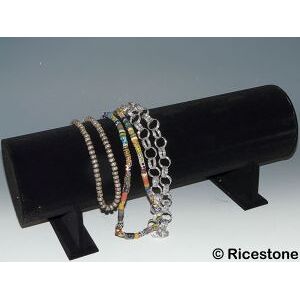 Ricestone 8) Présentoir collier, sautoir et bracelet.
