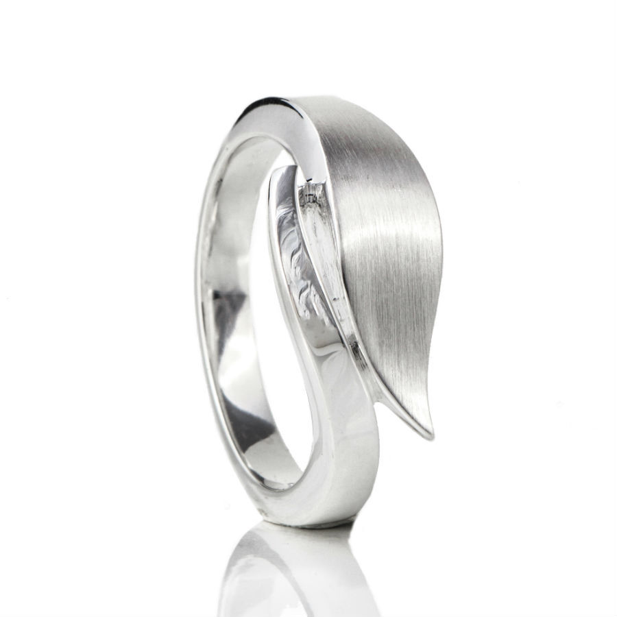 Ring met design in zilver met open askamer