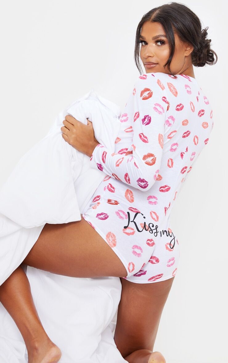 PrettyLittleThing White Kiss My Printed PJ Romper  - Pale Pink - Size: Large