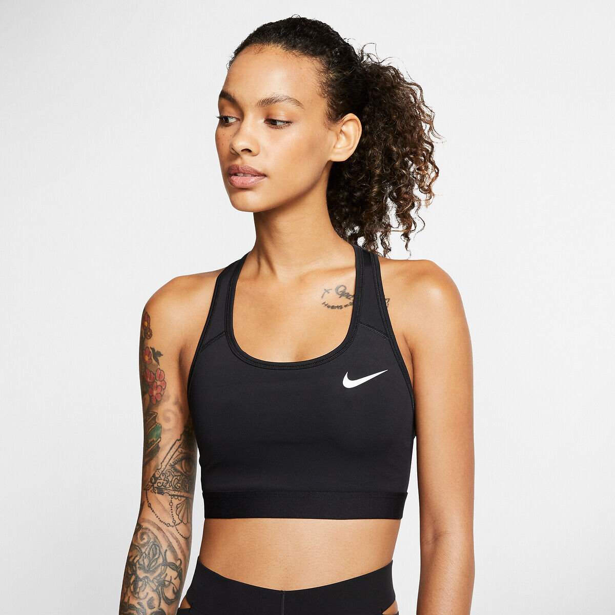 NIKE Sport-Bustier Nike Swoosh, mittlere Belastung GRAU;SCHWARZ