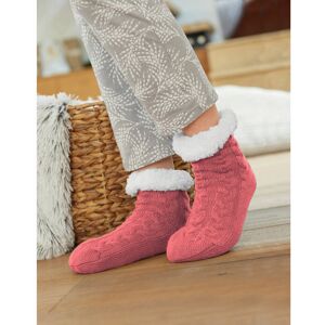 Chaussons-chaussettes torsades antiderapants - BlancheporteLes petits picots antiderapants dessous sont penses pour le bien-etre et la securite. Le dessus en tricot torsade et l'interieur fourre offrent le reconfort et le style... Objectif chaleur avec ce