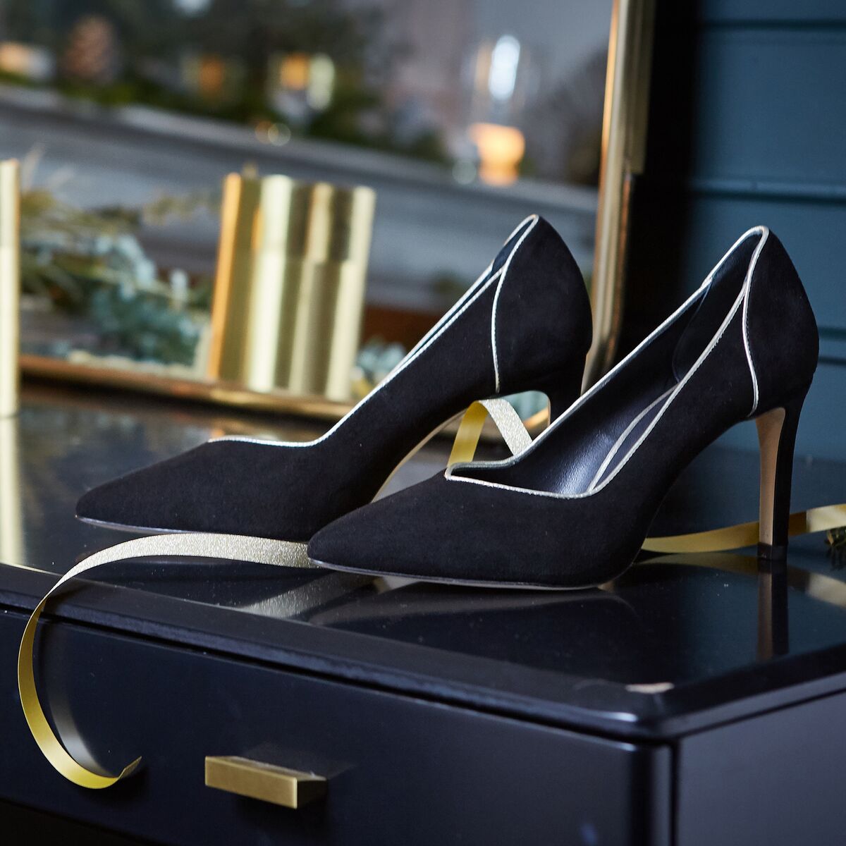 LA REDOUTE COLLECTIONS Pumps aus Veloursleder mit Goldpaspel Premium SCHWARZ