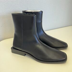 Bottines Balenciaga cuir noir - T37.5 Noir 37 - Publicité