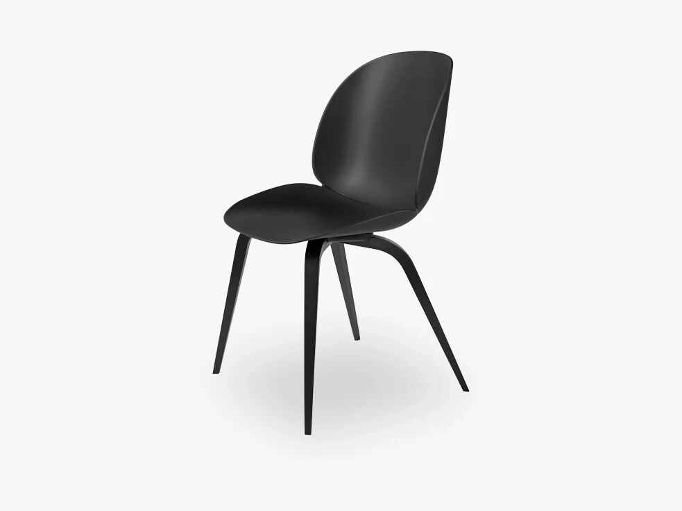 GUBI Beetle Dining Chair - Ubetrukket sokkel med beiset bøk, svart skall