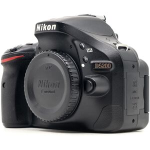 Nikon D5200 (Condition: Excellent)