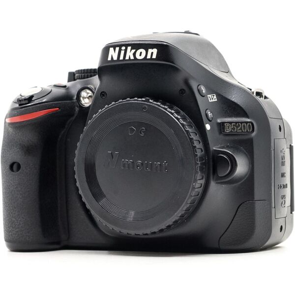 nikon d5200 (condition: well used)