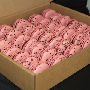 35 Macarons Chocolat Framboise - En direct de Les Macarondises (Eure-et-Loir)