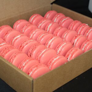 35 Macarons Fraise Mara Des Bois - En direct de Les Macarondises (Eure-et-Loir)