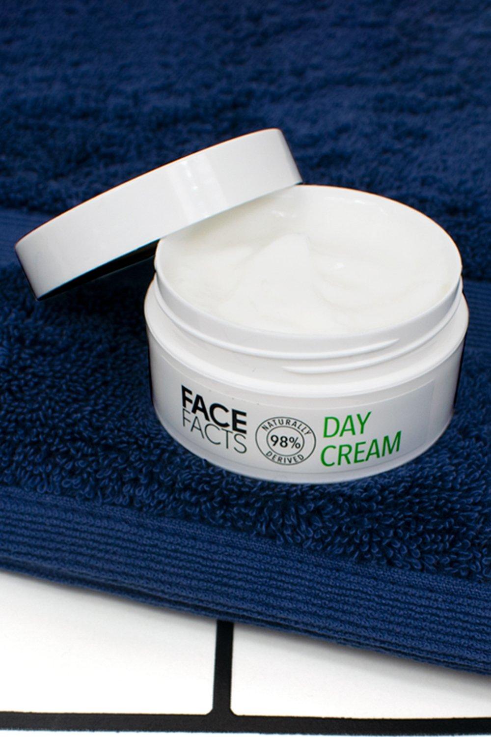 Boohoo Face Facts 98% Natural Day Cream- Green  - Size: ONE SIZE