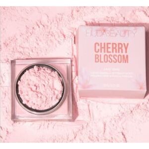 HUDABEAUTY HUDA BEAUTY Pâtisserie en poudre Loose Baking & Setting Powder Cherry Blossom Cake 20 g - Publicité