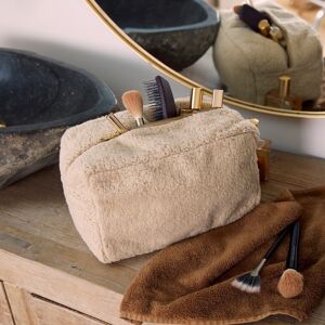 Trousse de toilette sherpa - BlancheporteCette saison, on craque pour l?effet moutonne du sherpa et sa douceur addictive... et pourquoi ne pas l?adopter dans notre salle de bain ? Cette jolie trousse de toilette accueillera vos produits de beaute et vous 