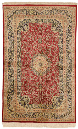 Håndknyttet. Opphav: Persia / Iran 125X203 Ghom Silke Signert: Razavi Teppe Ekte Orientalsk Håndknyttet Brun/Mørk Brun (Silke, Persia/Iran)