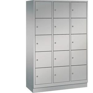 C+P CLASSIC Fächerschrank mit Sockel, 3 Abteile, je 5 Fächer, Abteilbreite 400 mm, weißaluminium