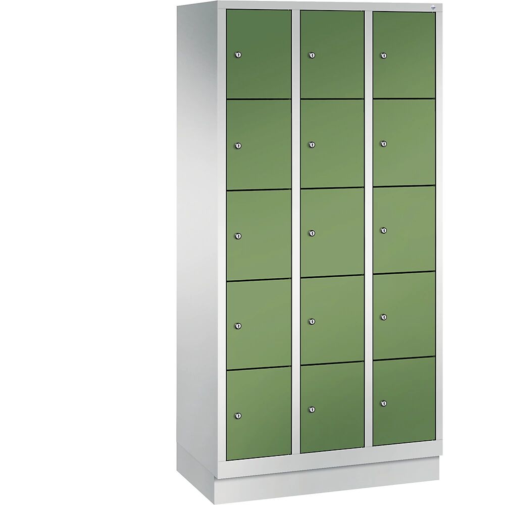 C+P CLASSIC Fächerschrank mit Sockel 3 Abteile, je 5 Fächer, Abteilbreite 300 mm lichtgrau / resedagrün