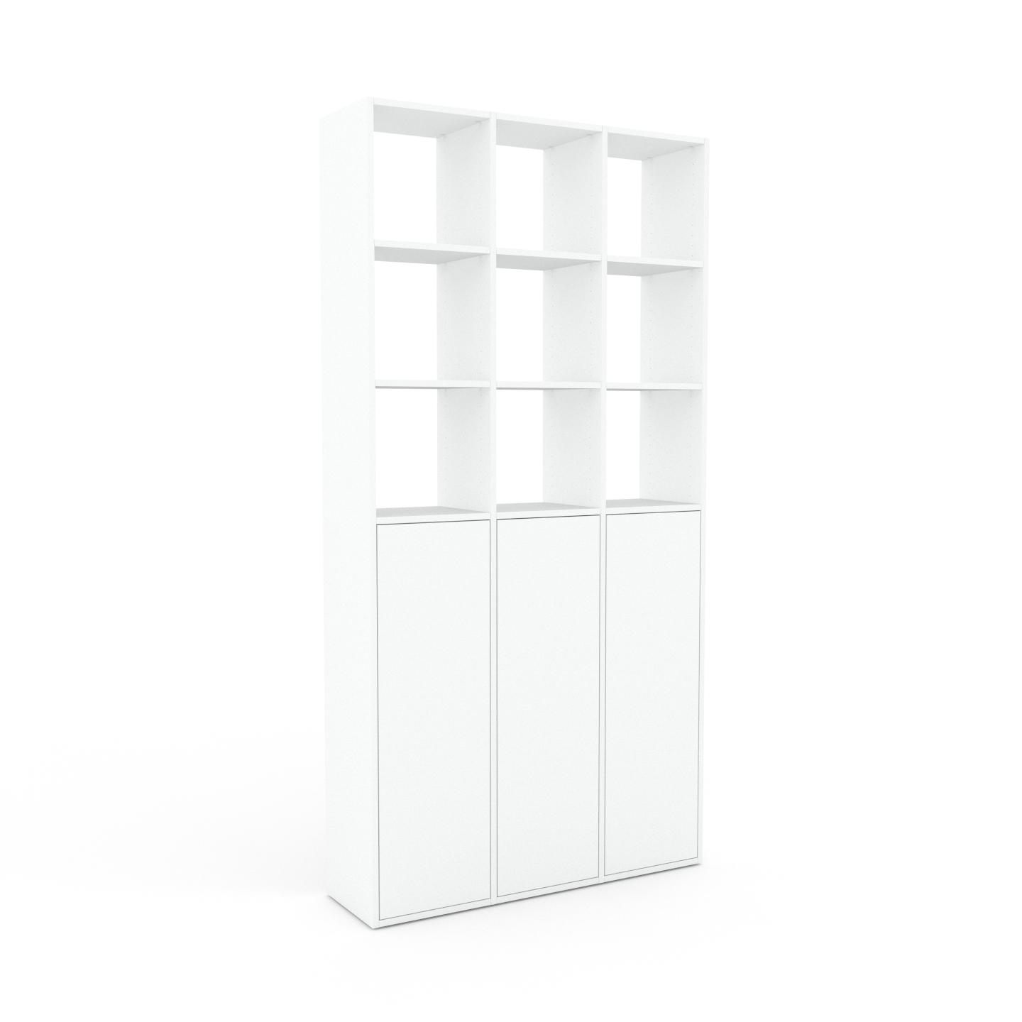 MYCS Bücherregal Weiß - Modernes Regal für Bücher: Türen in Weiß - 118 x 233 x 35 cm, Individuell konfigurierbar