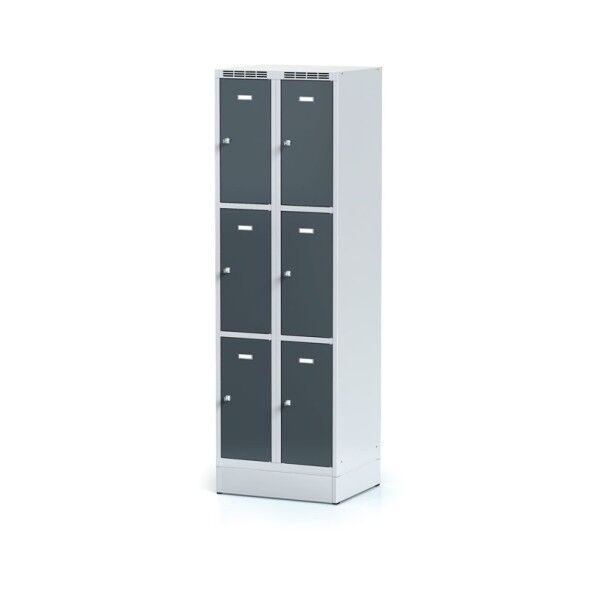 Alfa 3 Plechová šatní skříňka na soklu, 6 boxů, tmavě šedé dveře, cylindrický