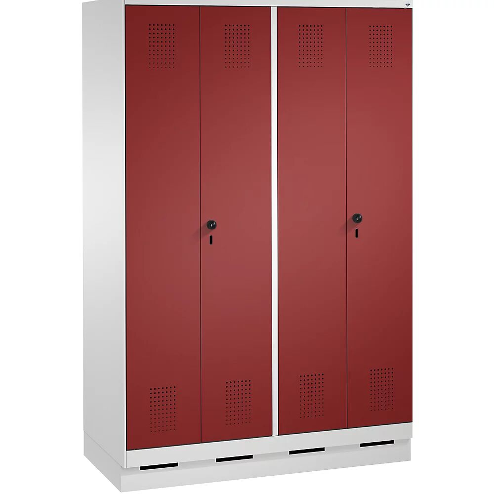 C+P Armario guardarropa EVOLO, puertas batientes que cierran al ras entre sí, 4 compartimentos, anchura de compartimento 300 mm, con zócalo, gris luminoso / rojo rubí