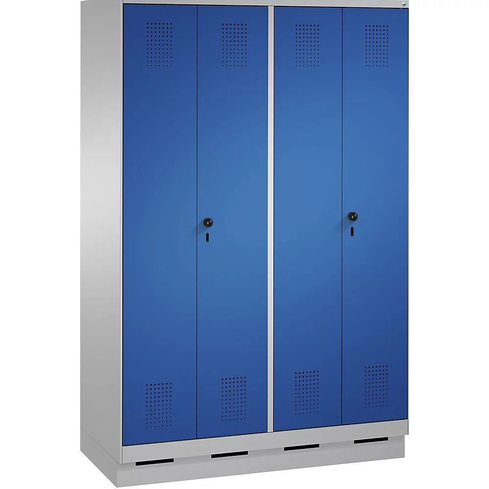 C+P Armario guardarropa EVOLO, puertas batientes que cierran al ras entre sí, 4 compartimentos, anchura de compartimento 300 mm, con zócalo, aluminio blanco / azul genciana