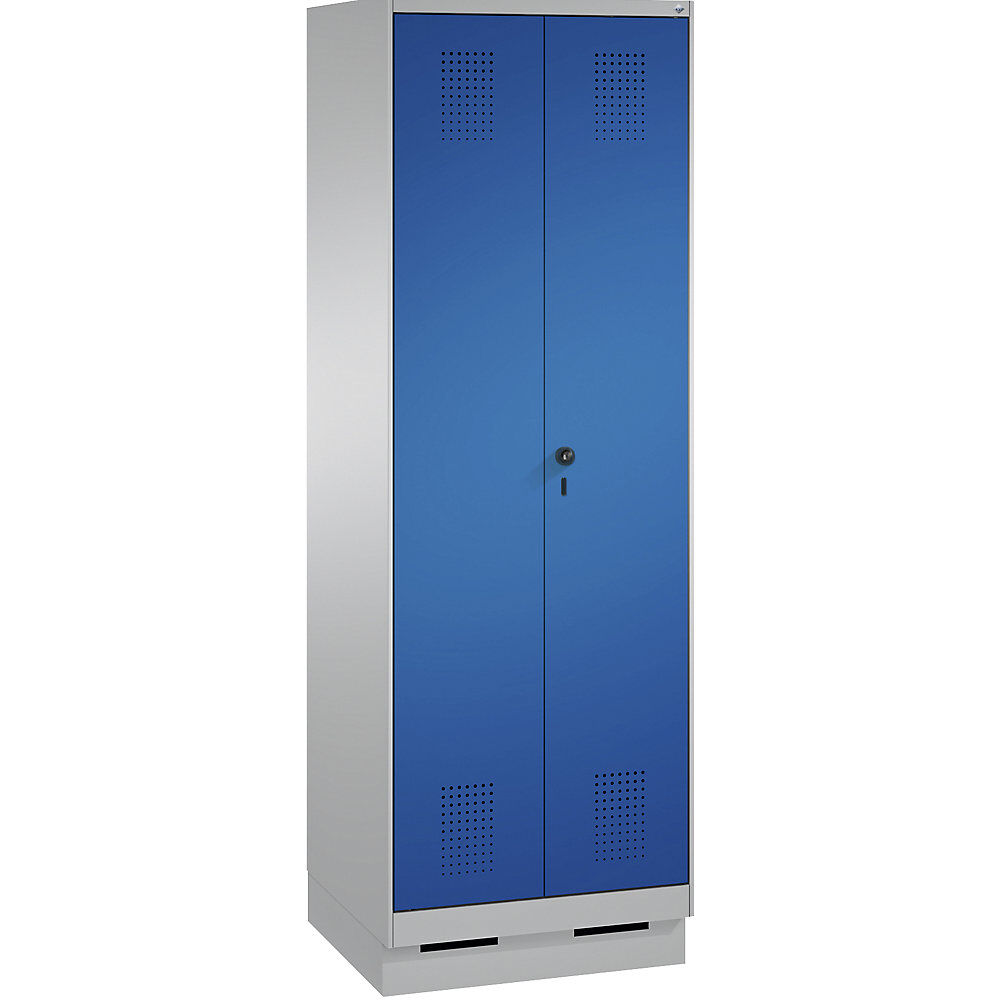 C+P Armario de almacenamiento EVOLO, puertas batientes que cierran al ras entre sí, con zócalo, 1 compartimento, anchura 600 mm, con 4 baldas, aluminio blanco / azul genciana
