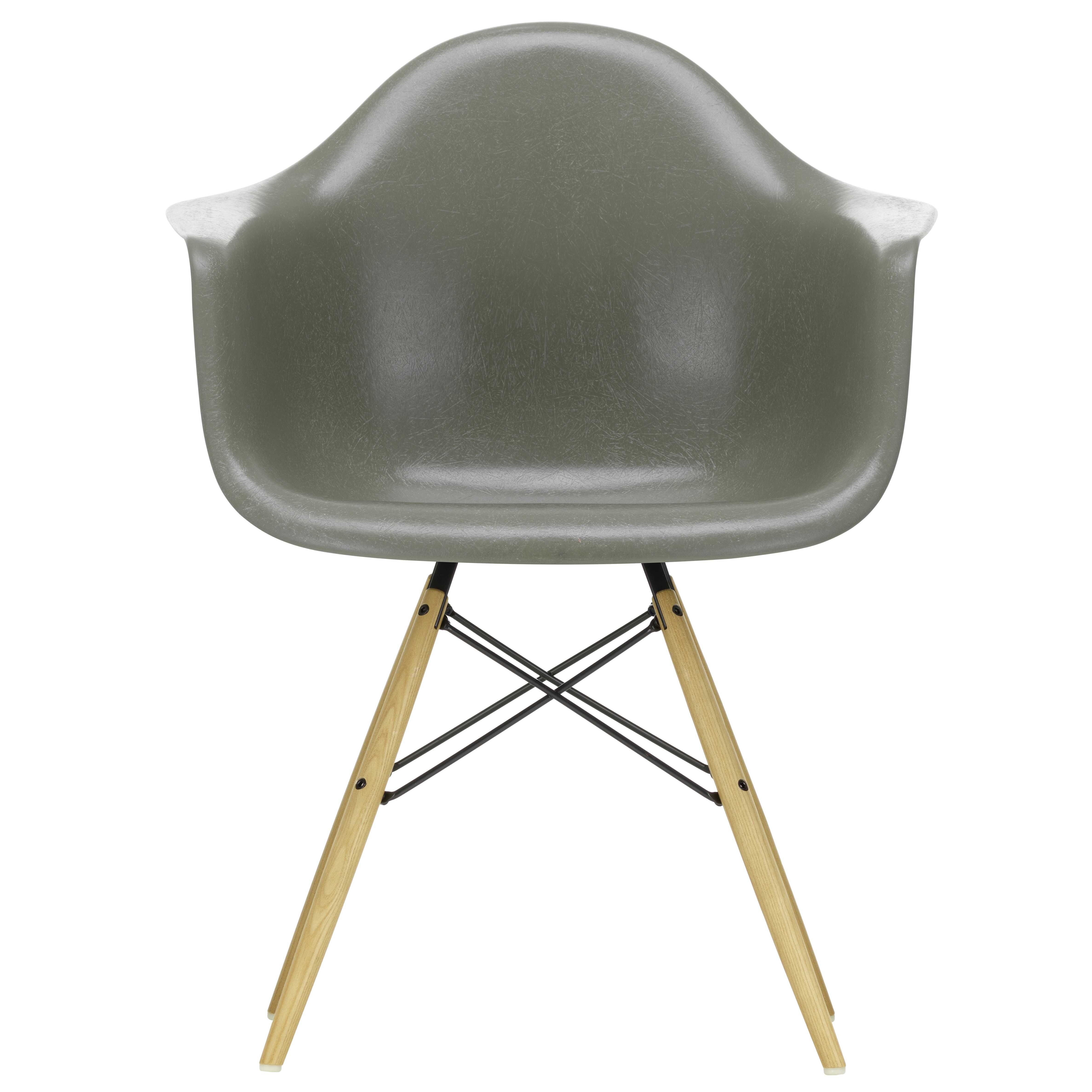 Vitra Eames DAW Fiberglass stoel essen raw umber