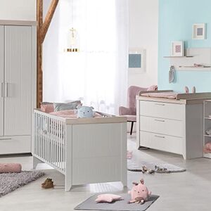 roba Chambre Bébé Duo Helene Lit Évolutif 70 x 140 cm + Commode à Langer Style Campagne Gris Clair / Décor Bois - Publicité