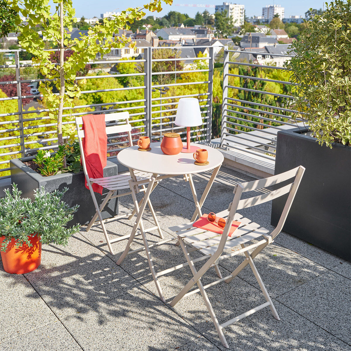 Table de jardin pliante ronde GREENSBORO Argile 2 places - Acier traité époxy, Traitement antirouille renforcé Hespéride