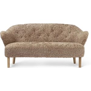 Audo Copenhagen Ingeborg 2,5-seters sofa saueskinn sahara, ben eik natur