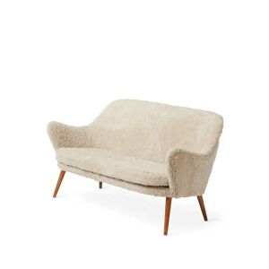 Warm Nordic Dwell sofa 2-seter saueskinn moonlight, ben i røkt eik