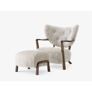 &Tradition Wulff ATD2 Lounge Chair Inkl. Pouf SH: 41 cm - Oiled Walnut / Sheepskin Moonlight KAMPAGNETILBUD